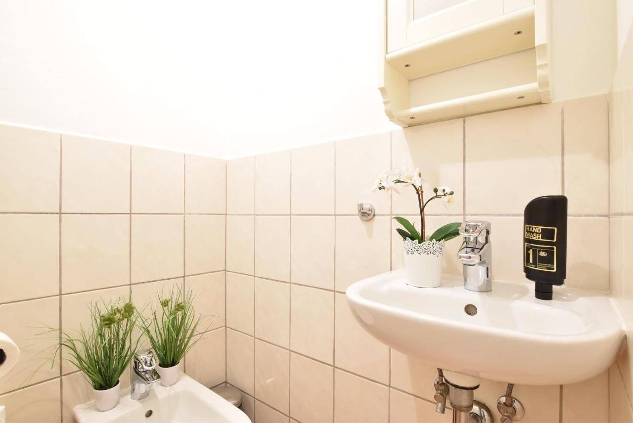 Riesiges Zentrales Apartment Mit Parkplatz Innsbruck Esterno foto