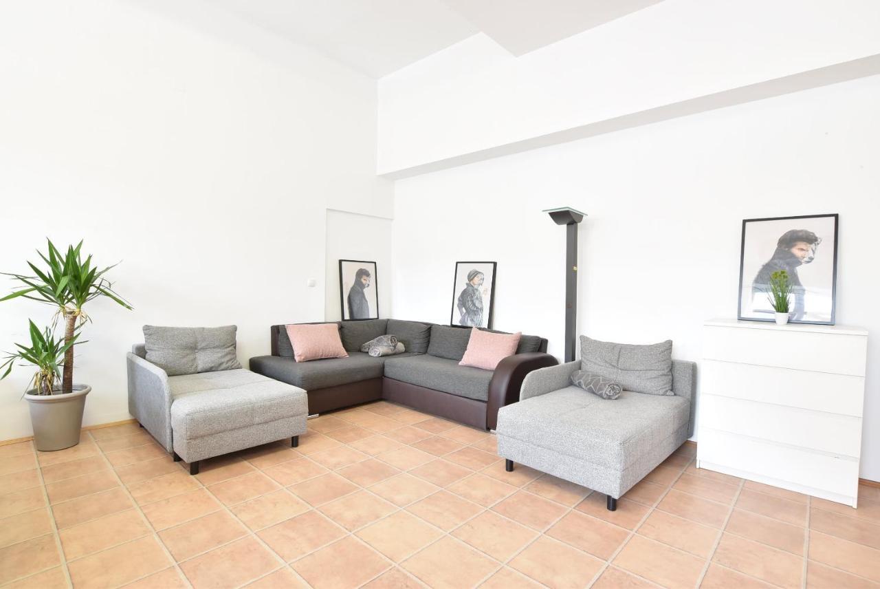 Riesiges Zentrales Apartment Mit Parkplatz Innsbruck Esterno foto